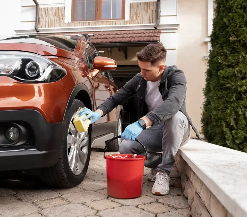 Lavage auto à domicile San-Lorenzo : professionnel intervenant sur un véhicule